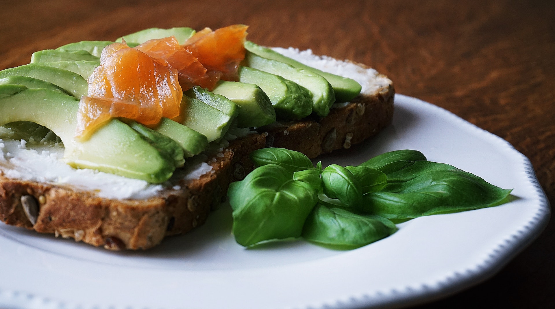 bread-with-sliced-avocado-and-salmon