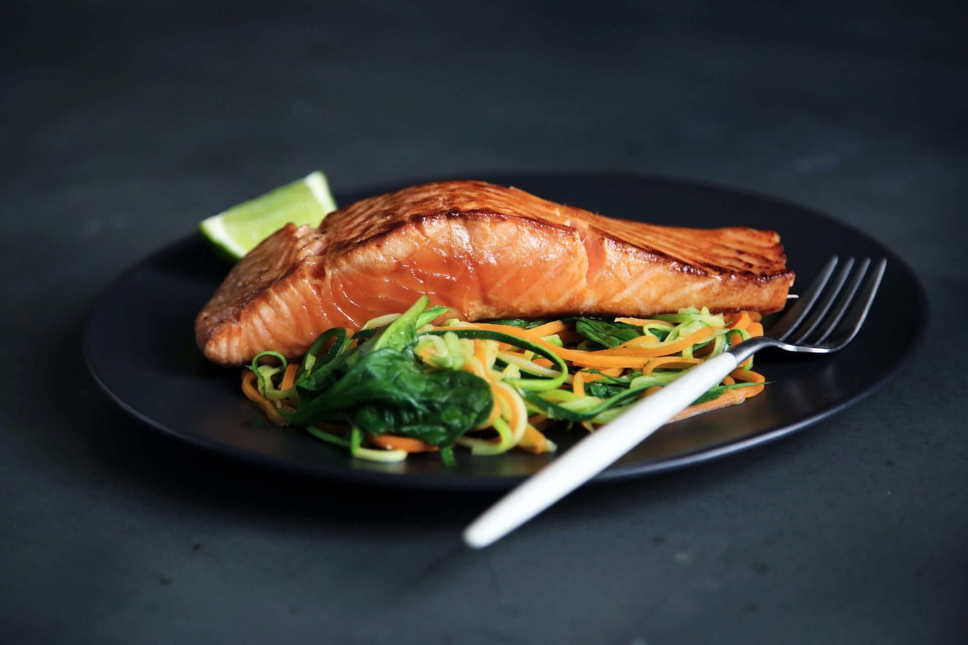 fried-salmon-on-the-plate