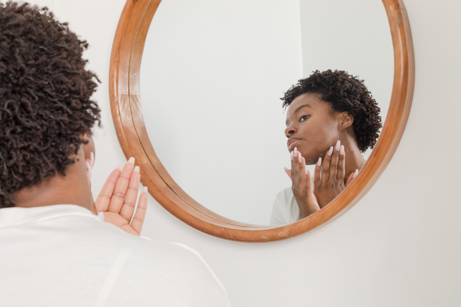 woman-in-the-mirror