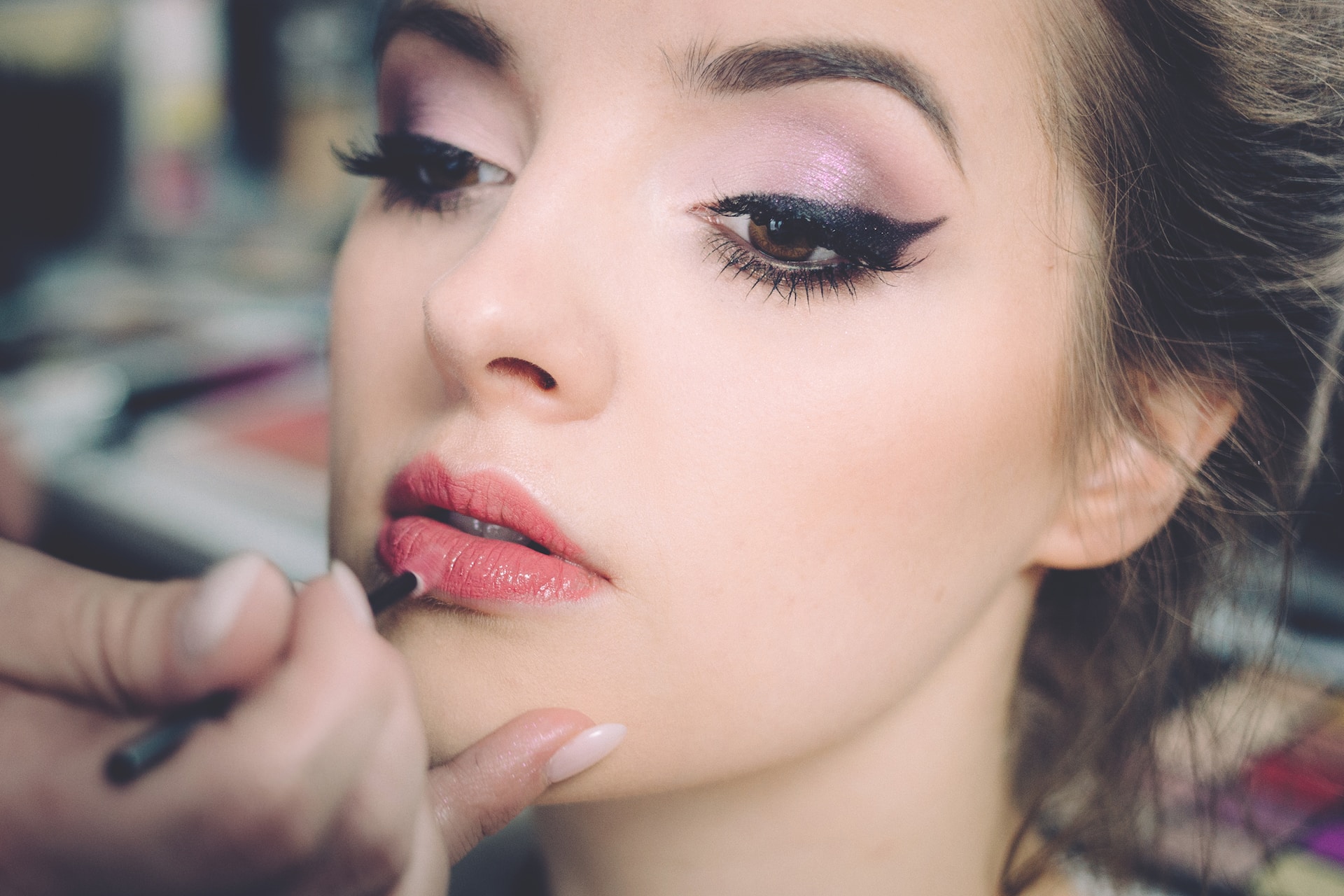 woman-wearing-makeups